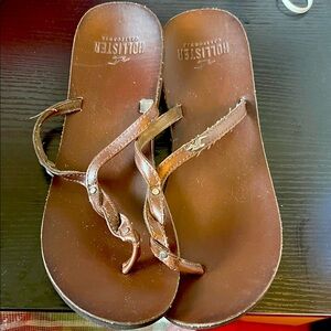 Hollister Women's Brown Leather Flip Flops